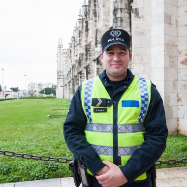 Kamu güvenlik polis memuru