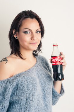Güzel kadın Coca Cola içme
