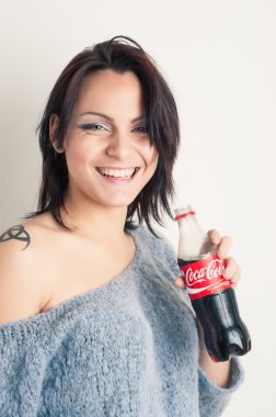 Güzel kadın Coca Cola içme