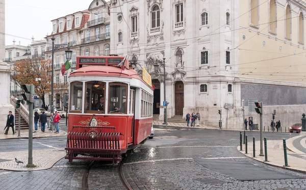 Traditionele tram in Largo de Chiado — Stockfoto