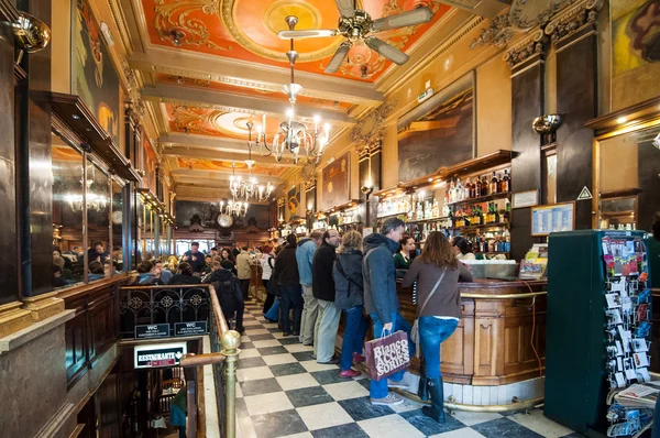 Menschen im brasilianischen Café — Stockfoto