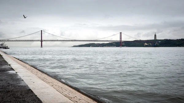 Lizbon'daki Tagus Nehri üzerinde köprü — Stok fotoğraf