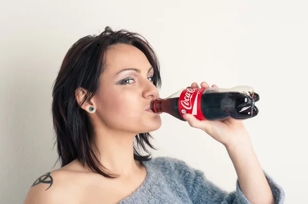 Gyönyörű nő iszik Coca Cola — Stock Fotó