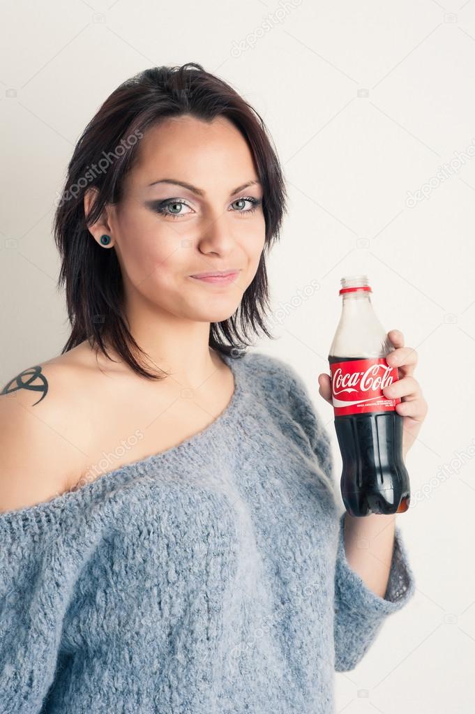 Beautiful woman drinking Coca Cola Stock Editorial Photo © pio3 55959377