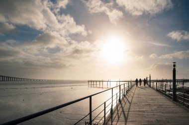 Promenade üzerinde bisiklet binici