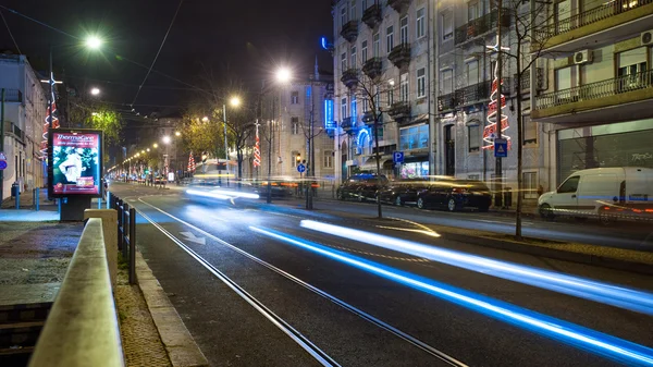 Nacht verkeer beeld van Av. Almirante Reis. — Stockfoto