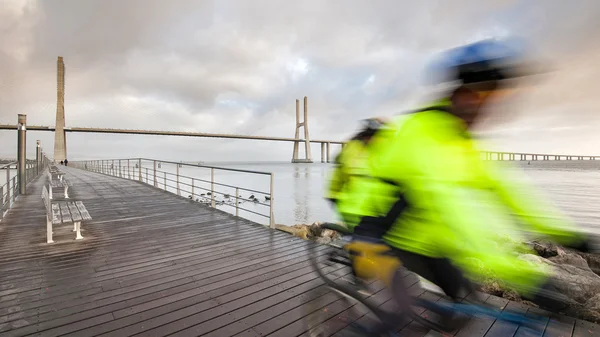 Bicicletas borrosas en el paseo marítimo —  Fotos de Stock