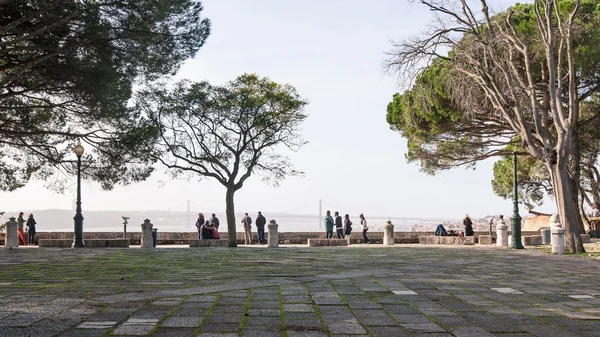 Туристы смотрят на город Лиссабон — стоковое фото