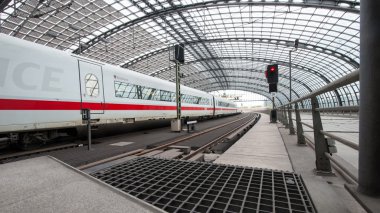 Trenler Berlin katılan kişi