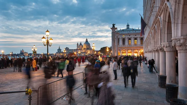 Turisté v San Marco čtvereček během karnevalu v Benátkách. — Stock fotografie