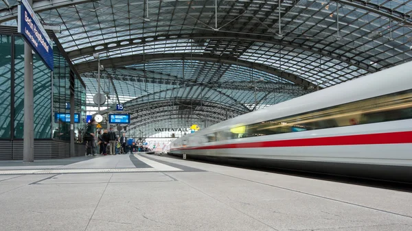 Personas que asisten a trenes en la Central de Berlín — Foto de Stock