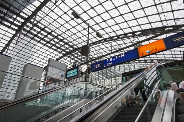 Personas dentro de la estación central de tren de Berlín . —  Fotos de Stock