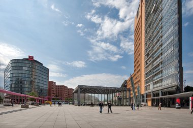 Potsdamer Platz de yürüyen insanlar.