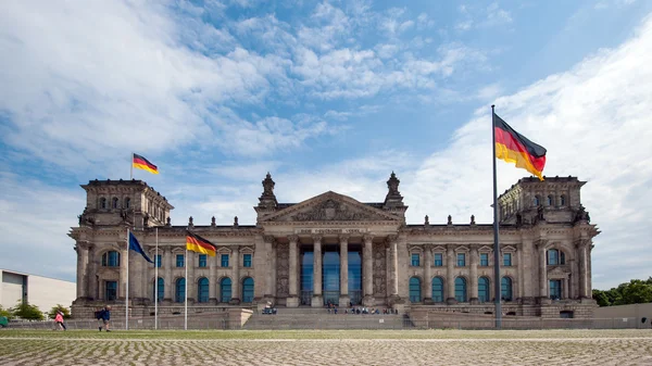 People in front of Reichstag. — Stock Photo, Image