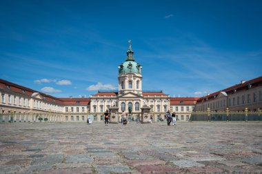 Turistler Charlottenburg Sarayı önünde