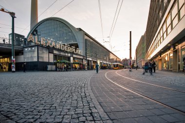 Alexanderplatz alacakaranlıkta.