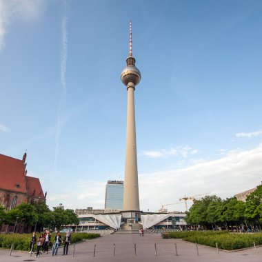 Alexanderplatz yakın Fernsehturm.