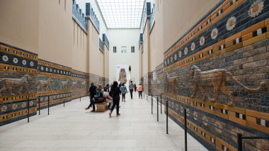 Turistler Pergamon Müzesi içinde.
