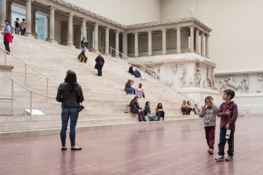 Turistler Hall Pergamon Müzesi içinde