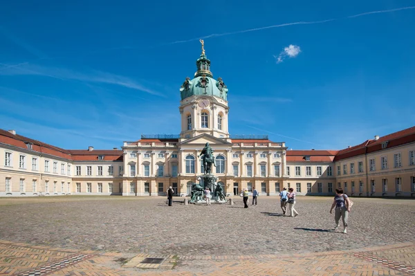 Turisti di fronte al Palazzo di Charlottenburg — Foto Stock