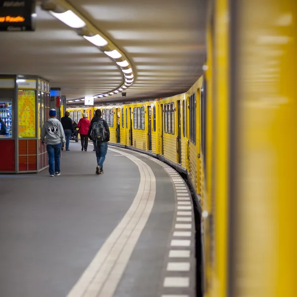 Mensen bij de station van de metro van potsdamer platz in Berlijn — Stockfoto