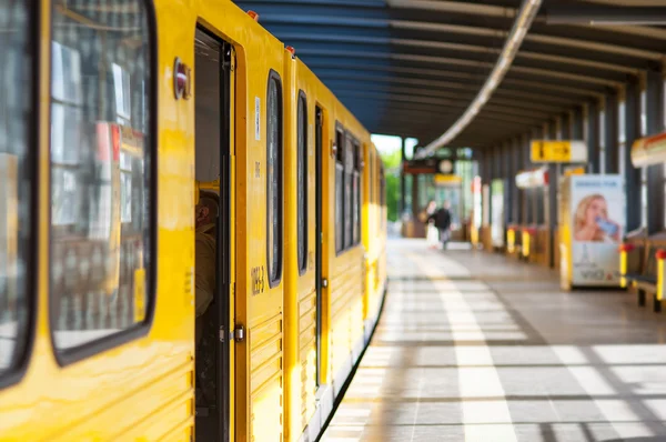 U-bahn metro istasyonu. — Stok fotoğraf