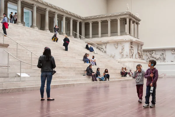 Turystów wewnątrz hali Pergamon museum — Zdjęcie stockowe