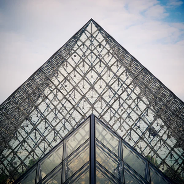 Detalle de la pirámide en el Museo del Louvre . —  Fotos de Stock