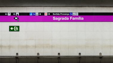 Sagrada Familia metro işareti.
