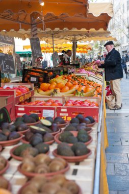 İnsanların sebze ve meyve yerel piyasada satın