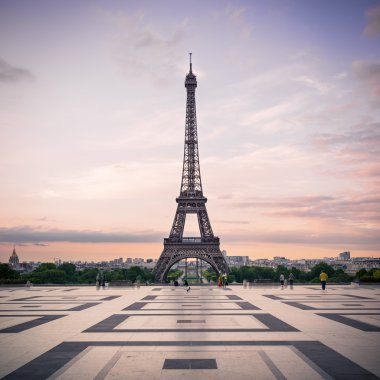 Trocadero ve Eyfel Kulesi, güneş.