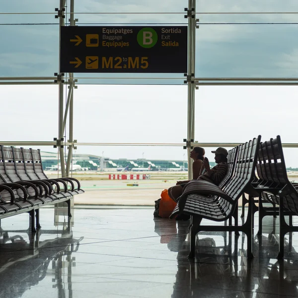 Salle d'attente à l'intérieur de l'aéroport international El Prat . — Photo