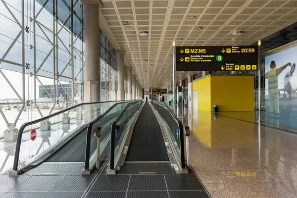 Corridor inside El Prat International Airport — Stock Photo, Image