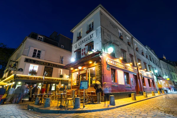 Touristes marchant devant Le Consulat — Photo