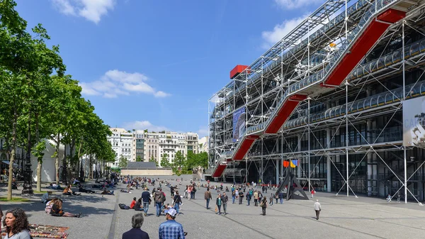 Touristes marchant devant le Centre Georges Pompidou . — Photo