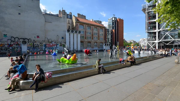 Turistas caminando frente a la Fuente Stravinsky — Foto de Stock