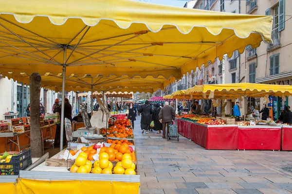 Mensen kopen groente- en fruitsector in de lokale markt — Stockfoto