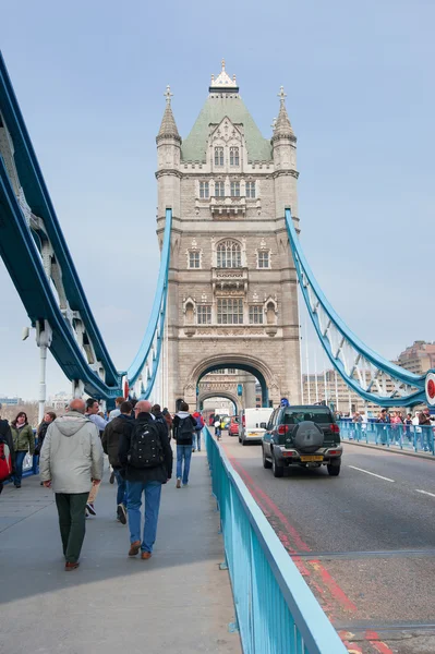 Tower Bridge üzerinde yürüyen insanlar. — Stok fotoğraf