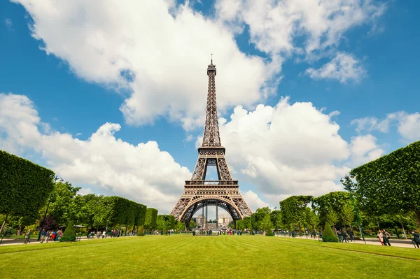 Eiffel Tower and gardens — Stock Photo, Image