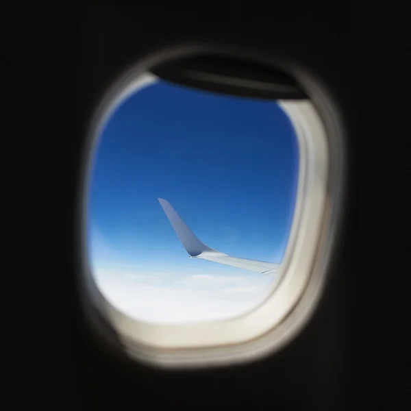 Ala de avión con cielo visto desde la ventana . — Foto de Stock