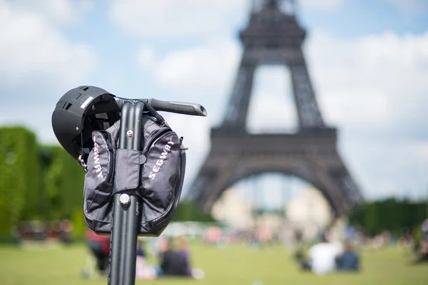 Segway parkolt előtt az Eiffel-torony — Stock Fotó