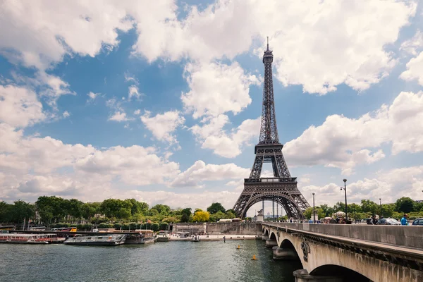 Torre Eiffel e fiume Senna . — Foto Stock