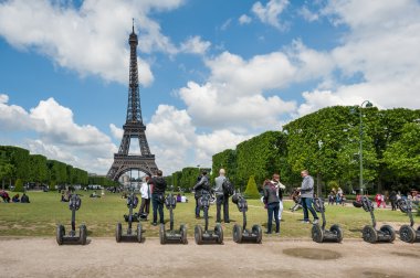 Eiffel Tower yakınındaki şehir gelen turist