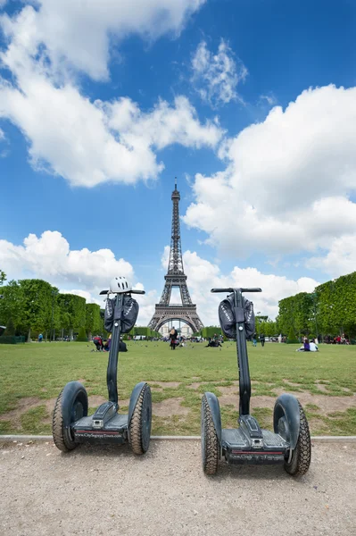 Segway geparkeerd op de voorgrond de Eiffeltoren in Parijs — Stockfoto