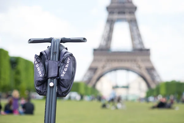 Segway geparkeerd op de voorgrond de Eiffeltoren in Parijs — Stockfoto