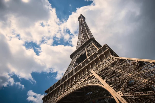 Eiffel Tower isolated against blue cloudy sky. — Stock Photo, Image