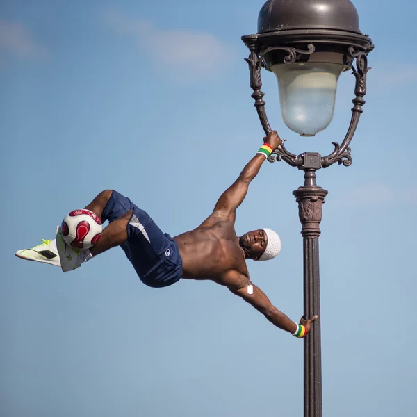 Fantástico rendimiento de pelota por Iya Traore — Foto de Stock