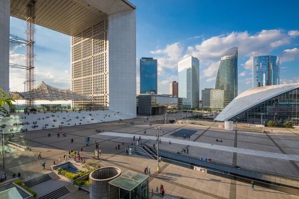 Gente caminando en la plaza central de La Defense — Foto de Stock