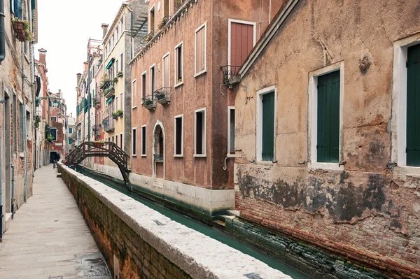 Tipico canale di Venezia, Italia. — Foto Stock