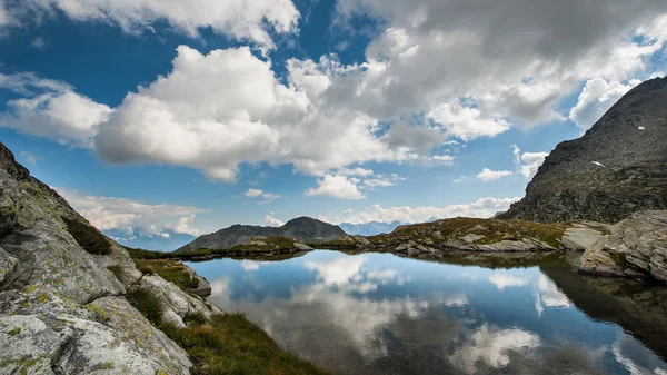 Montaña lago paisaje en los Alpes —  Fotos de Stock